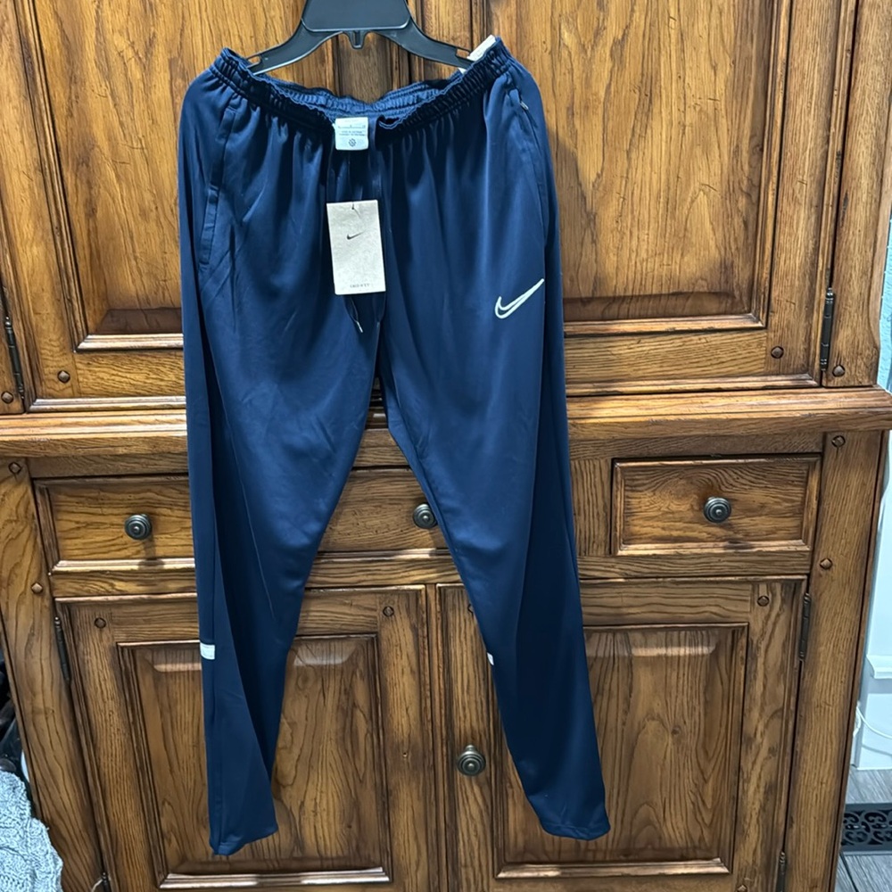 🎉Nike women’s standard soccer pants. Bottom leg zip. NWT navy white🎉